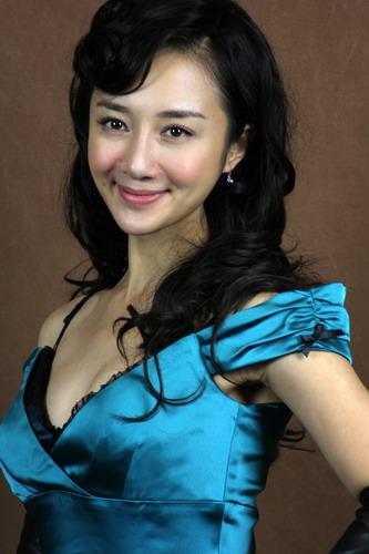 李依曉的身影遍布熒屏，以清新、甜美的姿態迅速走進人們的視野，為觀眾所熟知、喜愛。