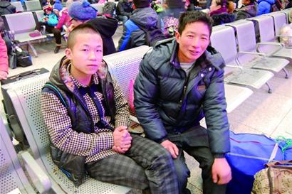 近八成受訪農民工認為青島是個打工的好地方 過去一年他們的平均月工資在三四千元 近八成受訪農民工認為青島是個打工的好地方 過去一年他們的平均月工資在三四千元