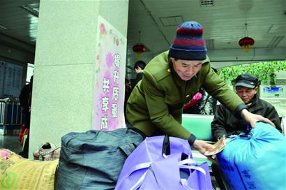 近八成受訪農民工認為青島是個打工的好地方 過去一年他們的平均月工資在三四千元 近八成受訪農民工認為青島是個打工的好地方 過去一年他們的平均月工資在三四千元