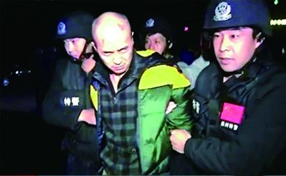 逃亡路上他還打臺球談戀愛 逃亡路上他還打臺球談戀愛