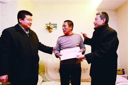 20萬救助金發(fā)放 14名見義勇為市民獲救助 20萬救助金發(fā)放 14名見義勇為市民獲救助