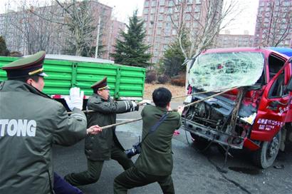 一二,用力拉…… 一二,用力拉……