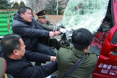 一二,用力拉…… 一二,用力拉……