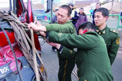 一二,用力拉…… 一二,用力拉……