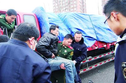 一二,用力拉…… 一二,用力拉……