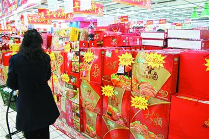 今年年貨禮盒走親民路 價格實惠銷量減三成 今年年貨禮盒走親民路 價格實惠銷量減三成