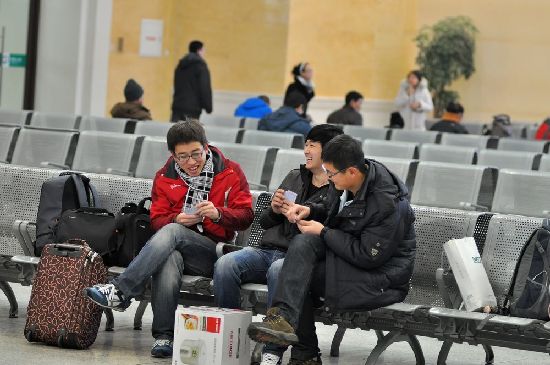 風(fēng)雨無阻回家路 實(shí)拍青島春運(yùn)表情