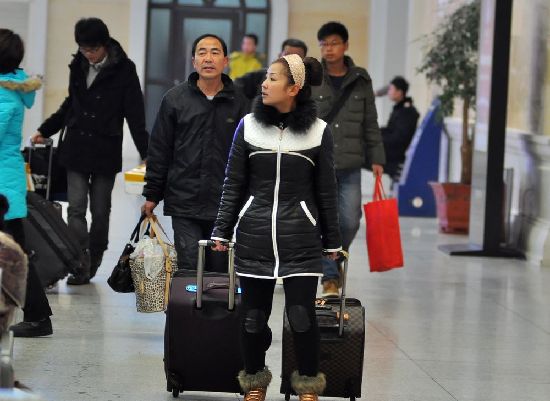 風(fēng)雨無阻回家路 實(shí)拍青島春運(yùn)表情