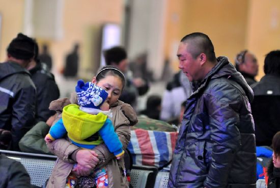 風(fēng)雨無阻回家路 實(shí)拍青島春運(yùn)表情