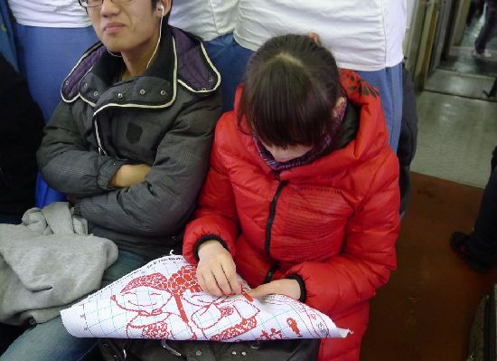 風(fēng)雨無阻回家路 實(shí)拍青島春運(yùn)表情