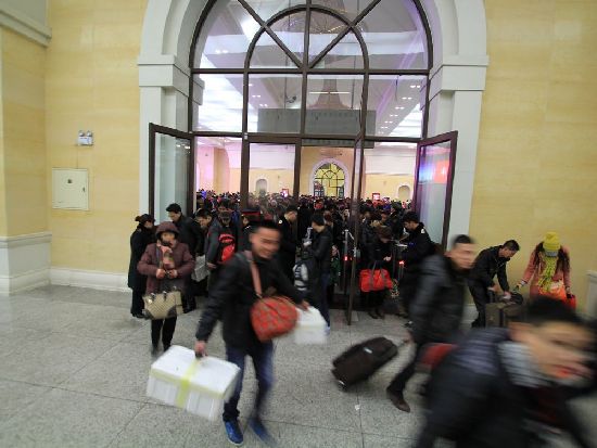 風雨無阻回家路 實拍青島春運表情