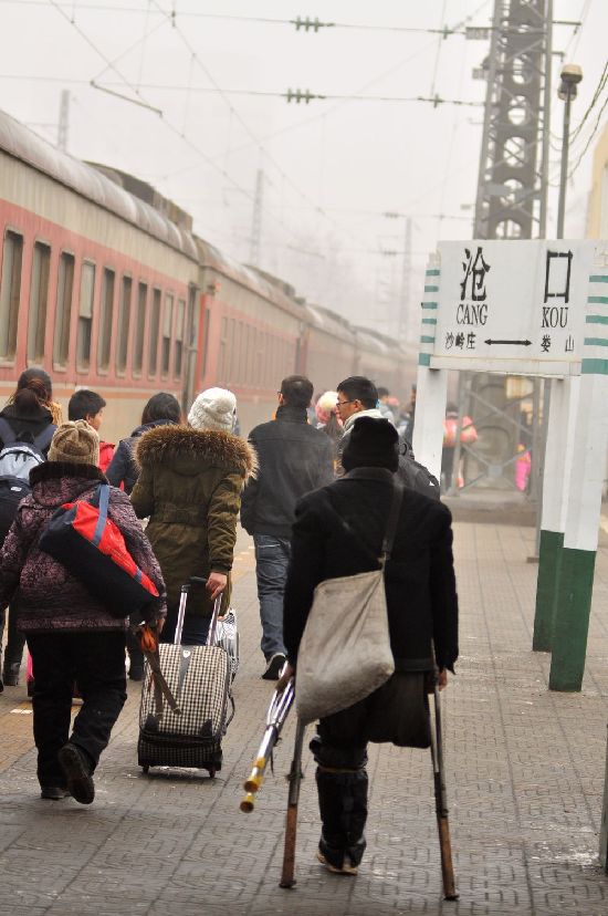 風雨無阻回家路 實拍青島春運表情