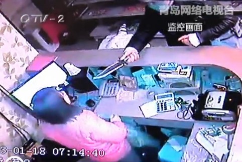 蒙面歹徒持刀打劫百貨店 蒙面歹徒持刀打劫百貨店