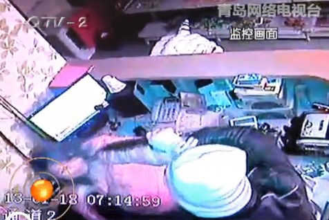 蒙面歹徒持刀打劫百貨店 蒙面歹徒持刀打劫百貨店