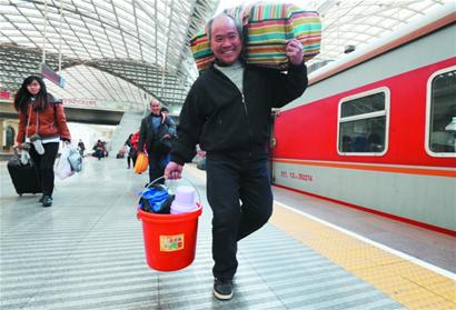 趕著回家過小年客運(yùn)今迎小高峰 趕著回家過小年客運(yùn)今迎小高峰