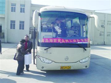 民工專車載著幸福歡樂回家 警車開道護送