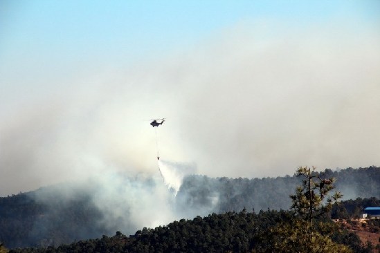 云南大理山火已連燒30小時 油庫安全告急 云南大理山火已連燒30小時 油庫安全告急