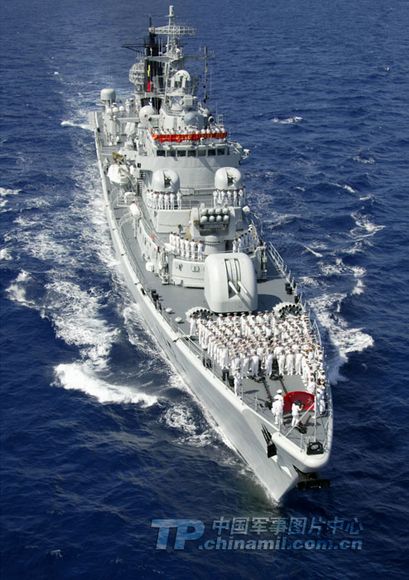 資料圖：青島艦遠(yuǎn)航駛出領(lǐng)海線。