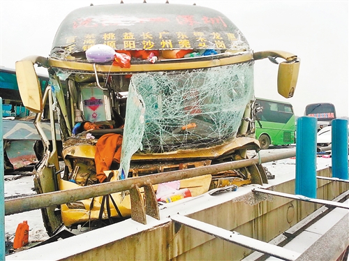 這是2月8日拍攝的車禍現場。 新華社發