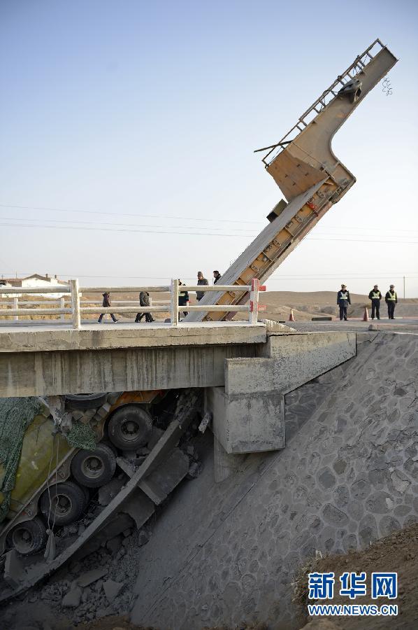 超載大貨車壓塌大橋 車廂掉落橋下司機駕車頭逃逸(圖)