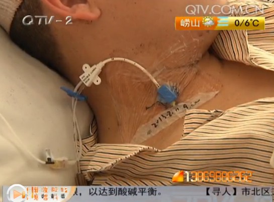 除夕夜酒吧起沖突 青年被捅倒在血泊中 除夕夜酒吧起沖突 青年被捅倒在血泊中