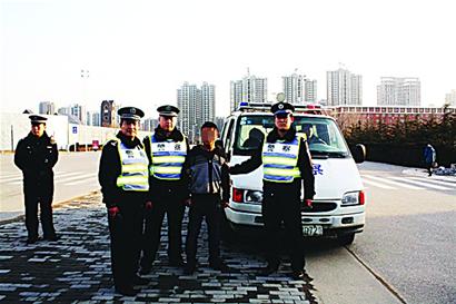 逃犯以為民警放假上街透風 被追一公里累癱 逃犯以為民警放假上街透風 被追一公里累癱