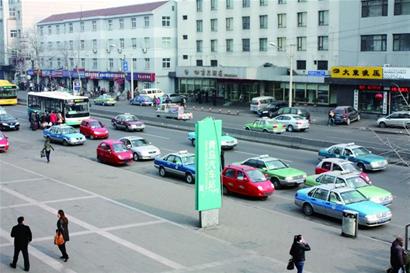 火車站的哥一聽外地口音狂宰客 汽車站黑出租20元起步 火車站的哥一聽外地口音狂宰客 汽車站黑出租20元起步