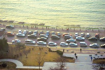 澳門路自發停車場擠占濱海道 上班族無奈漂泊 澳門路自發停車場擠占濱海道 上班族無奈漂泊