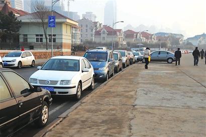 澳門路自發停車場擠占濱海道 上班族無奈漂泊 澳門路自發停車場擠占濱海道 上班族無奈漂泊
