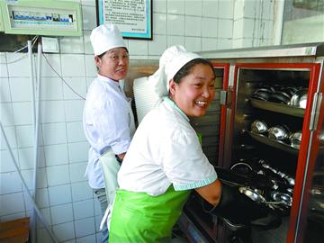 青島中小學食堂不達A就關門 青島中小學食堂不達A就關門