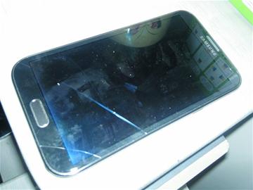 新三星手機(jī)屏幕凍出“疤” 新三星手機(jī)屏幕凍出“疤”