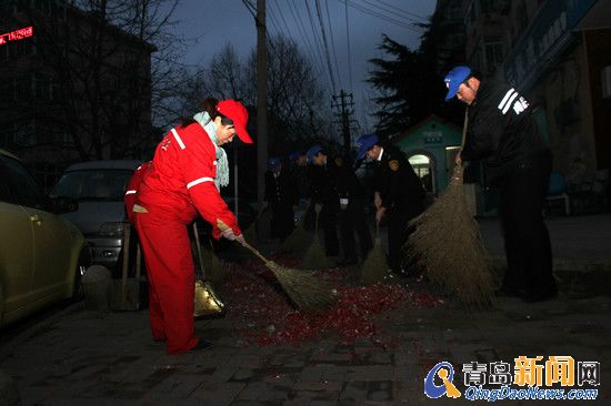 公交司機體驗環衛工作 向迎接太陽的人致敬 公交司機體驗環衛工作 向迎接太陽的人致敬