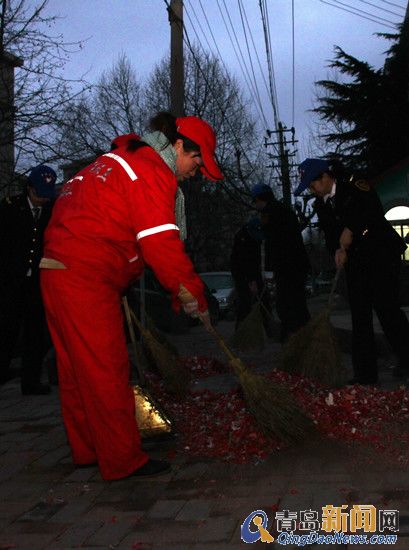 公交司機體驗環衛工作 向迎接太陽的人致敬 公交司機體驗環衛工作 向迎接太陽的人致敬