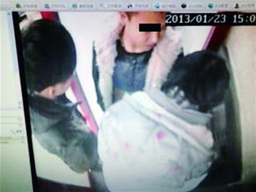 三警察當(dāng)街搜身搶行人 網(wǎng)游男假扮搶劫6萬 三警察當(dāng)街搜身搶行人 網(wǎng)游男假扮搶劫6萬