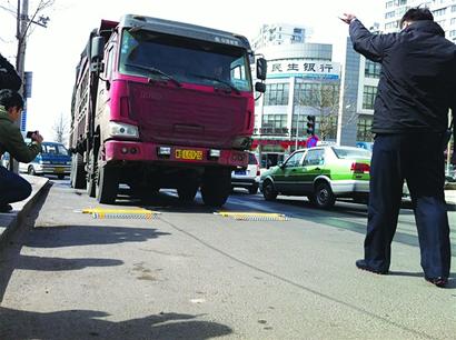 青島3天查千輛違法大貨 青島3天查千輛違法大貨