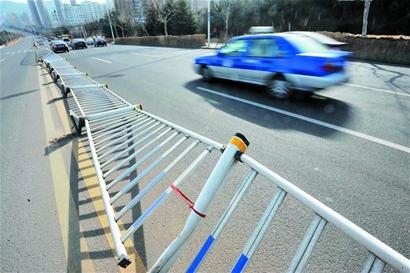 青島刮起7級大風(fēng)吹散霧霾 多條道路護欄被刮倒 青島刮起7級大風(fēng)吹散霧霾 多條道路護欄被刮倒