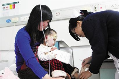 10個月大女嬰翻下床掉爐子上 10個月大女嬰翻下床掉爐子上