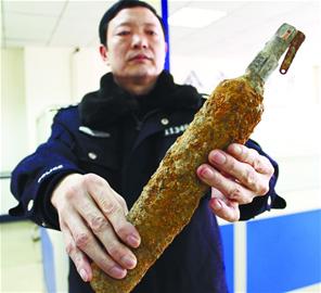 建筑工地挖出疑似毒氣彈 建筑工地挖出疑似毒氣彈