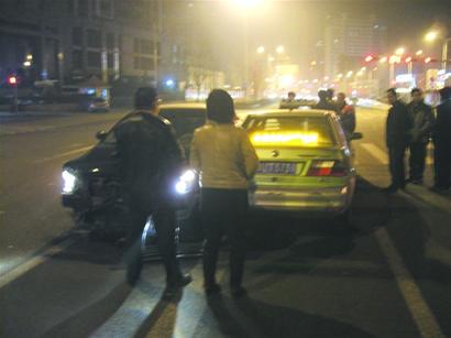 瘋狂轎車闖紅燈撞上出租車 瘋狂轎車闖紅燈撞上出租車