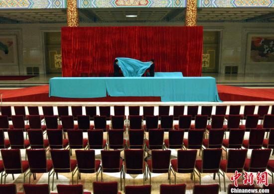 3月1日，北京，人民大會堂內，工作人員在布置會場。田賀 攝 CFP視覺中國 版權作品 請勿轉載