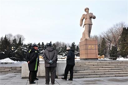 撫順大街小巷雷鋒旅店爆滿 粉絲云集雷鋒城 撫順大街小巷雷鋒旅店爆滿 粉絲云集雷鋒城