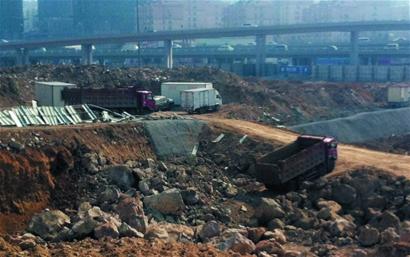 風聲緊,大貨集體“趴窩”歇腳 風聲緊,大貨集體“趴窩”歇腳