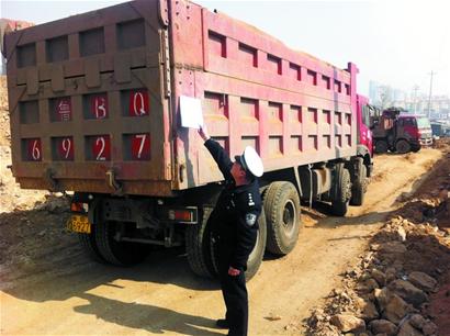 風聲緊,大貨集體“趴窩”歇腳 風聲緊,大貨集體“趴窩”歇腳