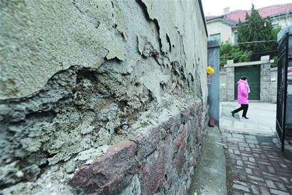 圍墻成“危墻”居民躲著走 圍墻成“危墻”居民躲著走