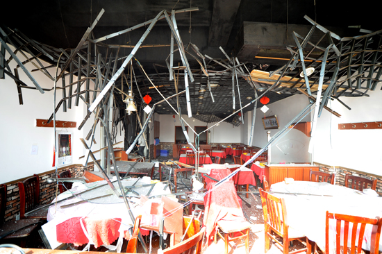 首發:安陽路一飯店液化氣爆炸 行人被掀翻 首發:安陽路一飯店液化氣爆炸 行人被掀翻