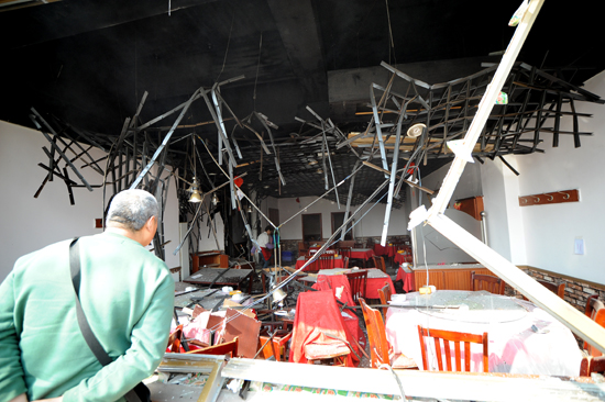 首發:安陽路一飯店液化氣爆炸 行人被掀翻 首發:安陽路一飯店液化氣爆炸 行人被掀翻