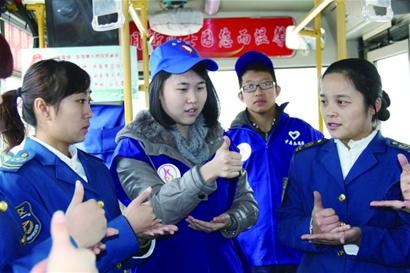 手語姑娘六年服務兩千聾人 達1萬小時 手語姑娘六年服務兩千聾人 達1萬小時