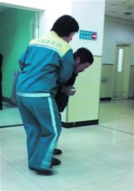 撞傷環衛工人肇事司機跑了 撞傷環衛工人肇事司機跑了