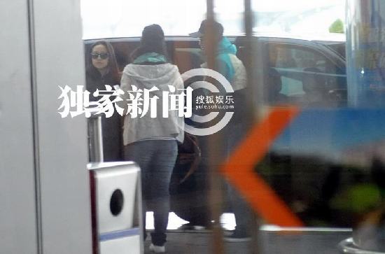 董潔面似“黃臉婆”高調離京 無視傳聞帶笑容