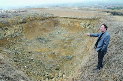 即墨茶場驚現(xiàn)“隕石陣” 即墨茶場驚現(xiàn)“隕石陣”